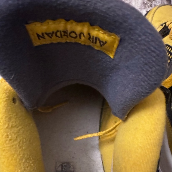 Jordan 4 Retro Lightning (2021) (GS) - Picture 3 of 4